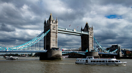 Fototapeta na wymiar tower bridge and grey sky