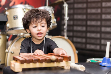 musicalização infantil menino