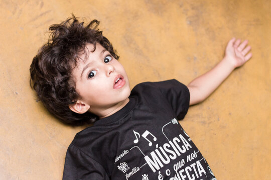 menino bonito brincando
