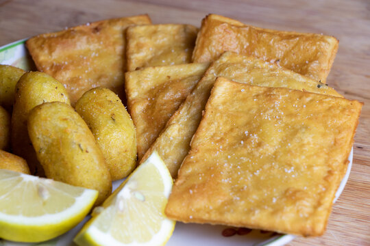Panelle e crocch&egrave;, tipico cibo di strada di Palermo
