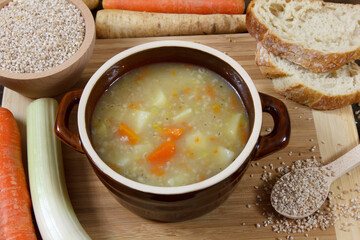 Krupnik - tradycyjna polska zupa z kaszą jęczmienną i warzywami