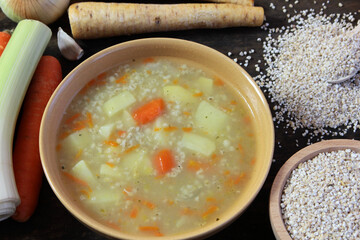  Krupnik - tradycyjna polska zupa z kaszą jęczmienną i warzywami