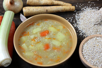  Krupnik - tradycyjna polska zupa z kaszą jęczmienną i warzywami