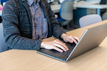 ノートパソコンを操作する男性