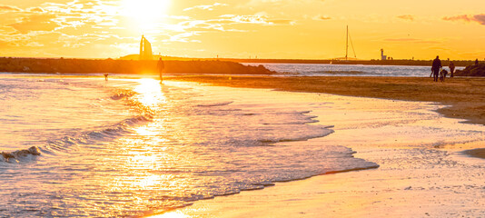 Panorama d'un coucher de soleil sur une plage avec vue sur le phare de La Grande Motte, sud de la France près de la Camargue. © ODIN Daniel