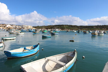 Naklejka na ściany i meble Marsaxlokk, un village charmant maltais avec des bateaux colorés