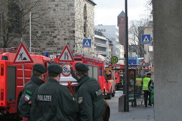 Polizisten und Rettungskräfte von hinten bei einer Großlage in einer Stadt