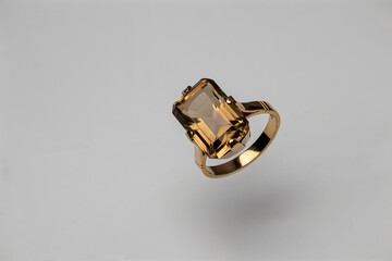 Gold ring with stone (citrine quartz)