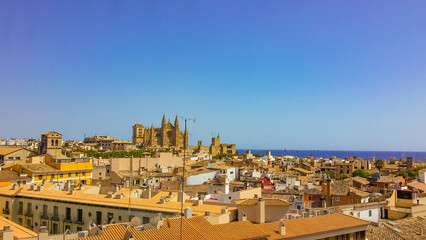 Obraz premium Vue des toits de la ville de Palma de Majorque