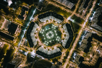 View of the courtyard and building from top to bottom with the drone. Night City - 402372930