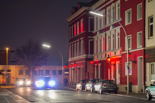 Stra&szlig;enzug eines Rotlichtviertels in der Nacht