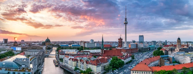 Poster Panoramisch uitzicht over Berlijn bij zonsondergang © eyetronic
