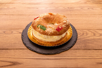 roscon de reyes filled with cream