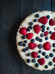  Tart with blueberries and strawberries