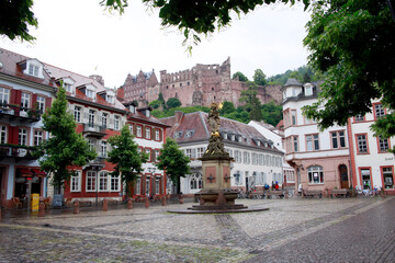 Blick über den Kornmarkt mit Mariensäule zum Heidelberger Schlos