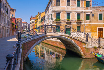 Fototapeta na wymiar A small and beautiful bridge on the streets of Venice town in Italy