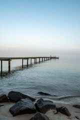 Fototapeta premium malerische Anlegestelle im Nebel an der Kieler Förde, Kiel, Ostsee, Schleswig-Holstein