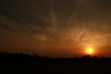Obraz premium Golden light and silhouette in the morning