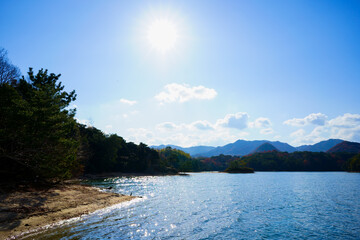 太陽光でキラキラする水面(香川県高松市)