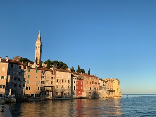 Fototapeta premium Rovinj Istrien Kroatien Adria Mittelmeer Altstadt mit Kirche und Kirchturm der Hl. Euphemia im Spätsommer