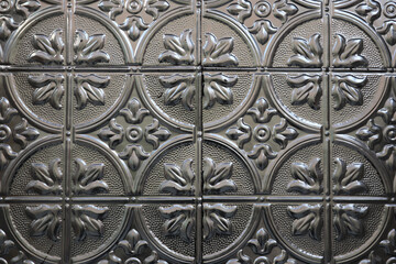 テクスチャー　メタリックな花の模様の壁面　texture of metallic  flower pattern