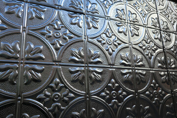 テクスチャー　メタリックな花の模様の壁面　texture of metallic  flower pattern