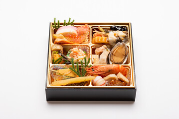 白背景の上に置いた、おせち料理