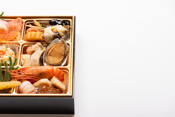 白背景の上に置いた、おせち料理