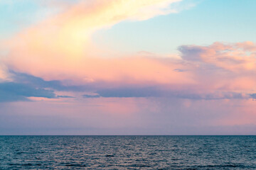 Obraz premium Dramatic sunset evening and sunrise morning twilight vanilla sky