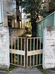 錆びた門とその奥の小道