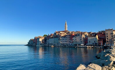Naklejka premium Rovinj Istrien Kroatien Adria Mittelmeer Altstadt mit Kirche und Kirchturm der Hl. Euphemia im Spätsommer