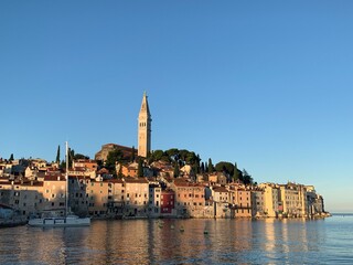 Fototapeta na wymiar Rovinj Istrien Kroatien Adria Mittelmeer Altstadt mit Kirche und Kirchturm der Hl. Euphemia im Spätsommer