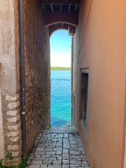 Obraz premium Rovinj Istrien Kroatien Adria Mittelmeer Altstadt mit Torbogen zum Meer im Spätsommer