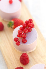 No bake small mousse cake with redcurrant, vertical shoot