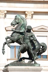 Fototapeta na wymiar Ein griechischer Athlet mit Pferd vor dem Parlament in Wien.