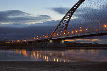Obraz premium Bugrinskij bridge across the Ob river in the night