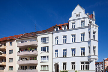 Fototapeta premium Modernes und altes weisses Wohngebäude, Hannover, Deutschland