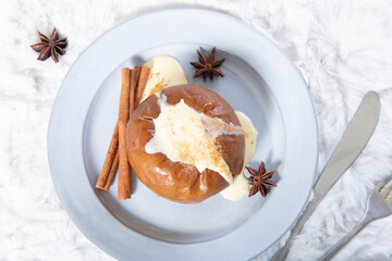 お皿に乗せた焼きりんごとシナモンスティック