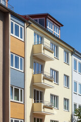 Monotone Hausfssaden mit Balkonen an Wohngebäuden, Hannover, Deutschland