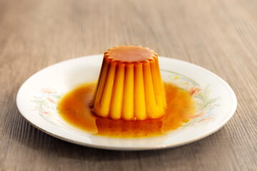 flan au caramel sur assiette