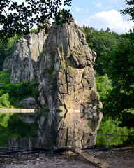 Blick auf Externsteine im Teutoburger Wald mit Spiegelung im Wiembecketeich bei Horn-Bad Meinberg im Kreis Lippe in Nordrhein-Westfalen