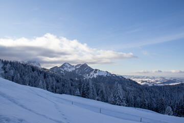 les montagnes suisse en plein hiver sous la neige 