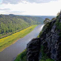 Bastei bei Pirna im Elbsandsteingebirge in Sachsen mit Blick auf den Fluss Elbe