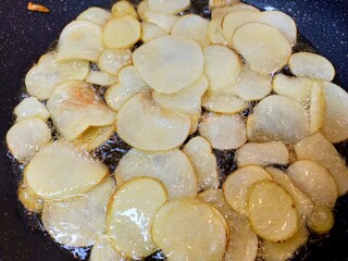 調理中の手づくりポテトチップス