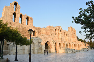 Vista de los principales monumentos y sitios de Atenas (Grecia). Ruinas del Teatro de Dionisio, en la Acrópolis. - obrazy, fototapety, plakaty