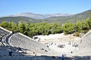 Vista de los principales monumentos y sitios de Grecia. Teatro de Epidauro (Epidaurus) - obrazy, fototapety, plakaty