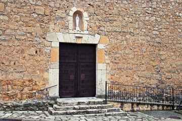 Puerta del Convento de Santa Clara en Peñaranda de Duero, Burgos, España.