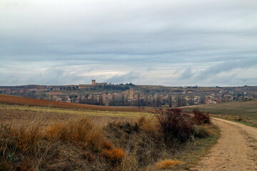 Peñaranda de Duero en Burgos, España.  Vista panorámica desde los campos de cultivo del sur labrados en otoño en un día nublado.