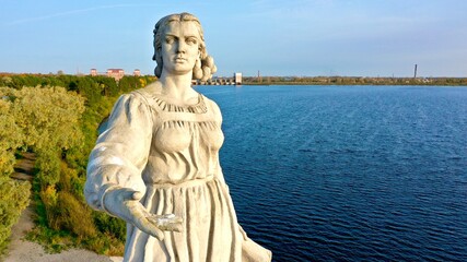 Fototapeta na wymiar «Волга» — монумент, располагающийся на насыпной песчаной косе дамбы шлюзов и водосбросной плотины Рыбинской ГЭС Мать-волга