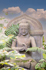 Fototapeta na wymiar Buddha Statue zwischen Farn